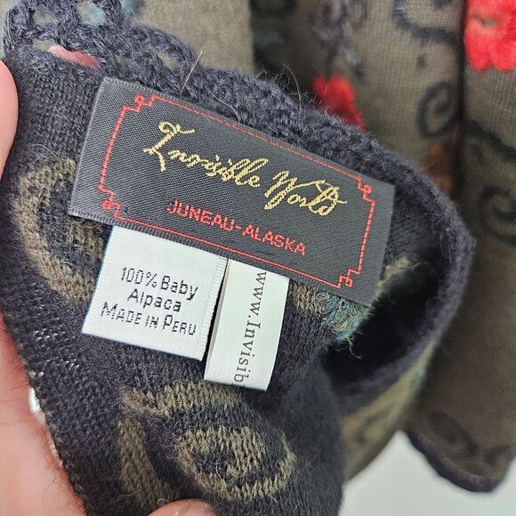 Invisible World, Embroidered Shawl with Floral Patterns, Olive And Black, Alpaca - Picture 4 of 4